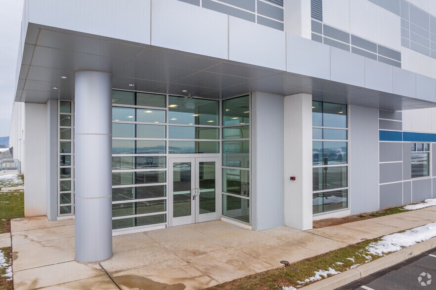 More Photos Of 29 Ludwig Ct, Shoemakersville Distribution For Lease