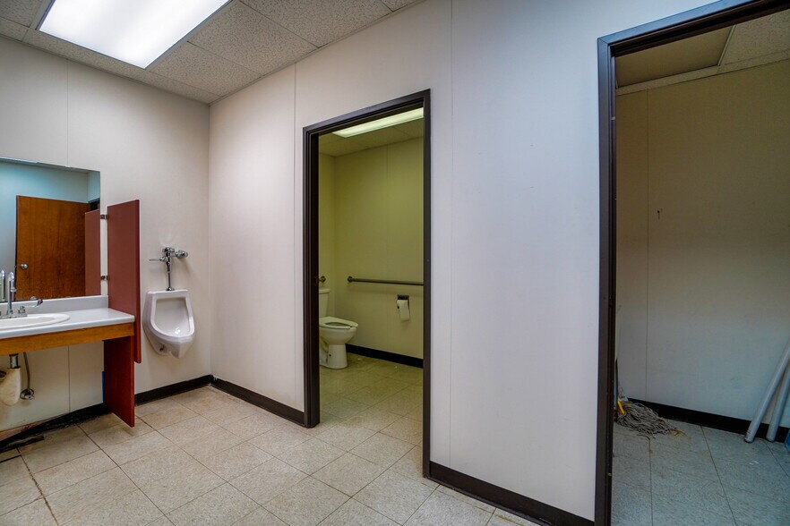 More Photos Of 8 NW 8th St, Oklahoma City Light Manufacturing For Lease