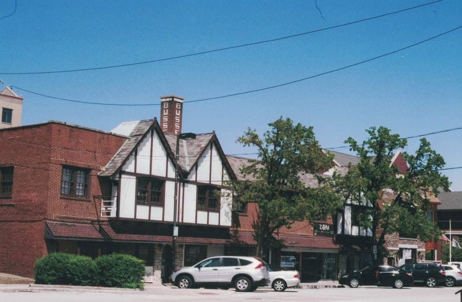 Primary Photo Of 8-22 W Busse Ave, Mount Prospect Restaurant For Lease