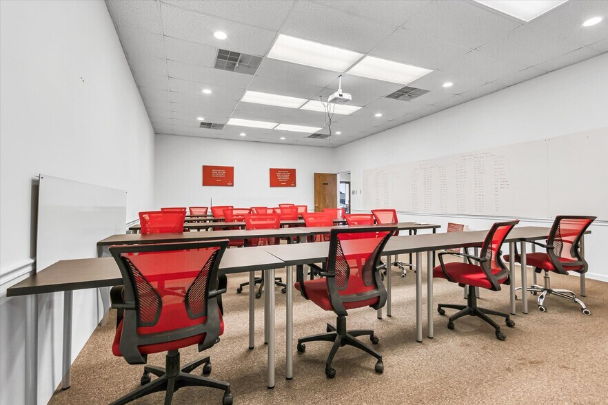 More Photos Of 1555 The Boardwalk, Huntsville Office For Lease