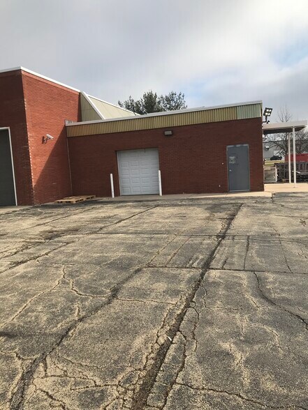 More Photos Of 1586 Barber Greene Rd, Dekalb Light Distribution For Lease