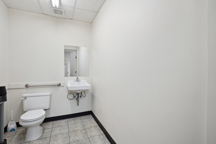 More Photos Of 1505-1527 E San Marnan Dr, Waterloo Unknown For Lease