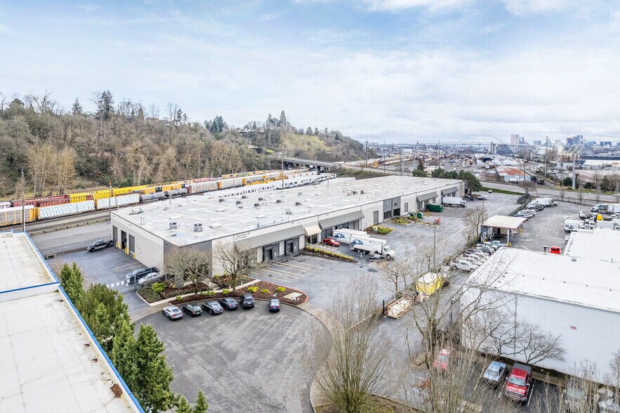More Photos Of 3002-3014 N Wygant St, Portland Distribution For Lease