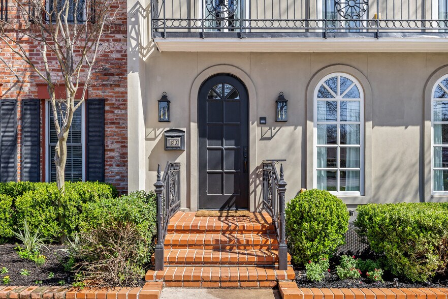 More Photos Of 1810 W 35th St, Austin Specialty For Sale