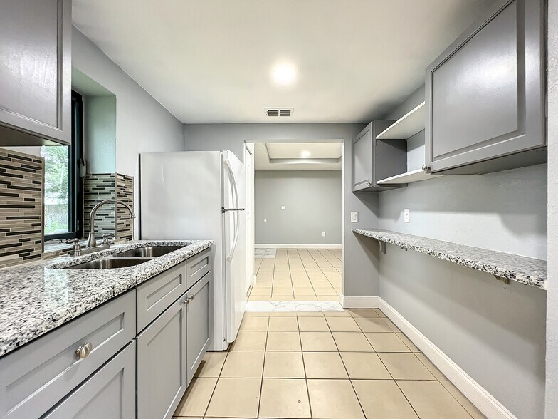 More Photos Of 1906 Murdock Blvd, Orlando Office For Lease