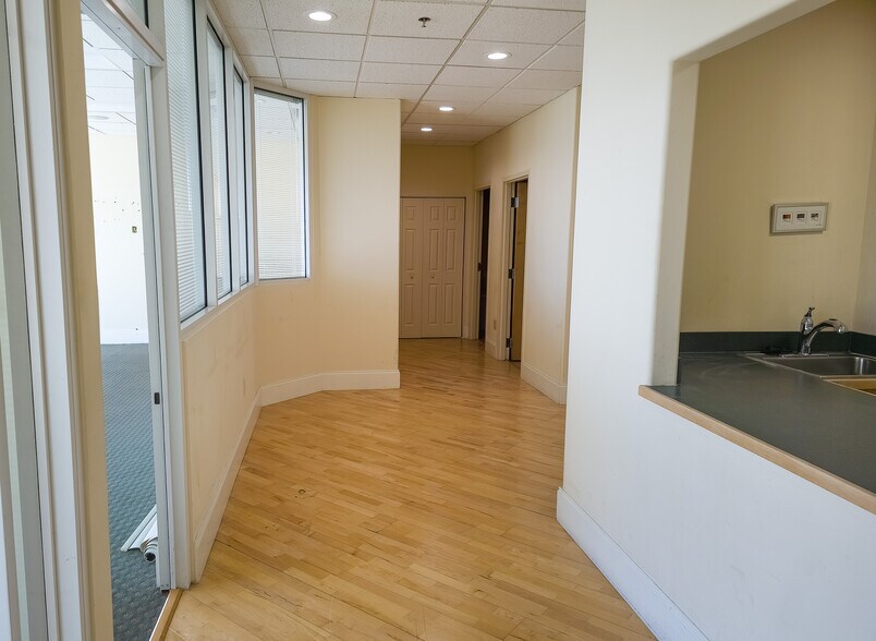 More Photos Of 2600 The American Rd SE, Rio Rancho Office For Lease