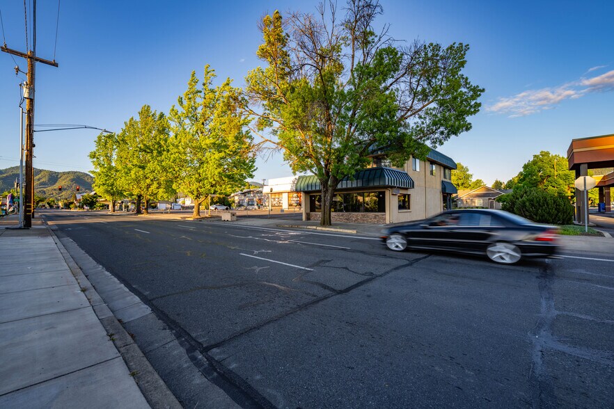 More Photos Of 735 SE 7th St, Grants Pass Office For Sale