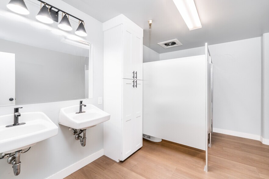 More Photos Of 19603 Figueroa St, Carson Warehouse For Lease