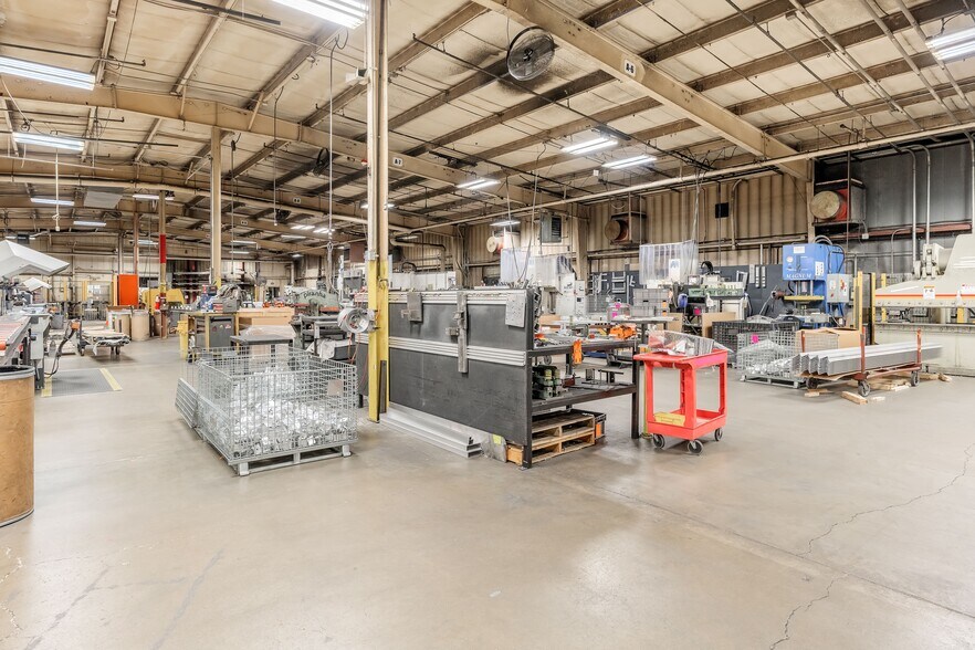 More Photos Of 857 W State St, Hartford Warehouse For Lease