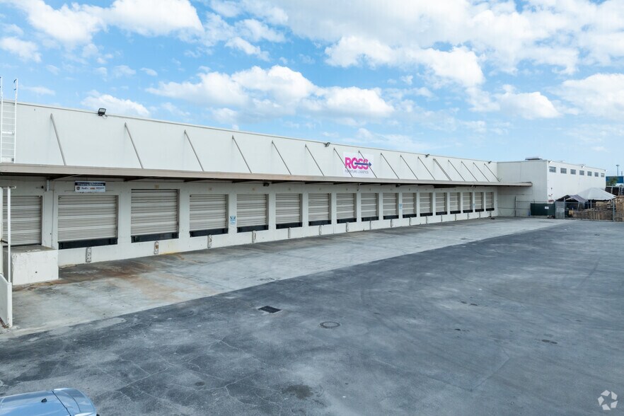 More Photos Of 6695-6699 NW 36th Ave, Miami Light Distribution For Lease