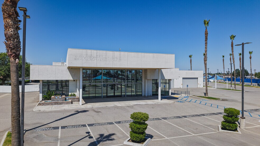 More Photos Of 4625 Wible Rd, Bakersfield Auto Dealership For Lease