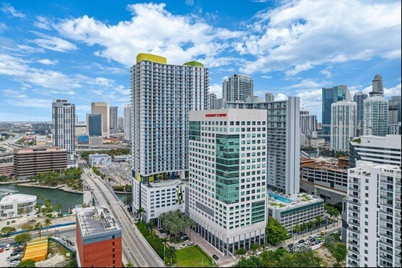 More Photos Of 175 SW 7th St, Miami Medical For Sale