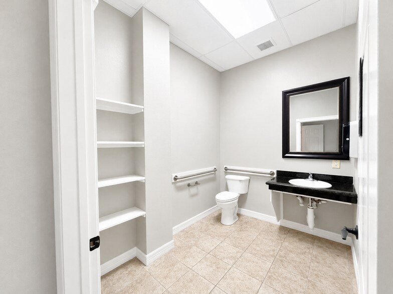 More Photos Of 3016 E Villa Maria Rd, Bryan Freestanding For Sale