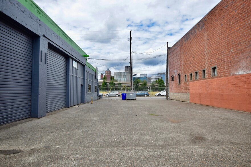 More Photos Of 55 SE Main St, Portland Warehouse For Lease
