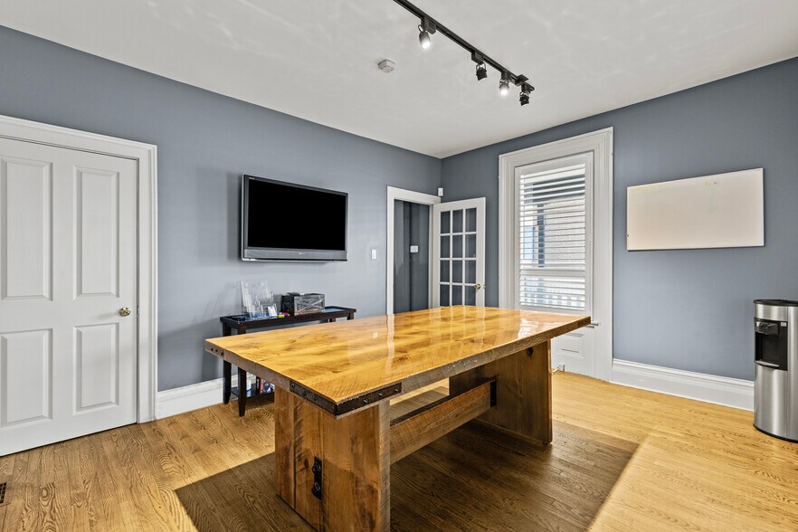 More Photos Of 196 King St, St Catharines Office For Sale