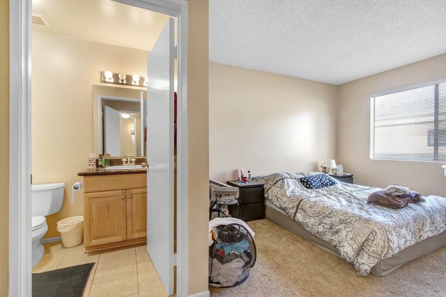 More Photos Of 2001-2005 Grismer Ave, Burbank Apartments For Sale