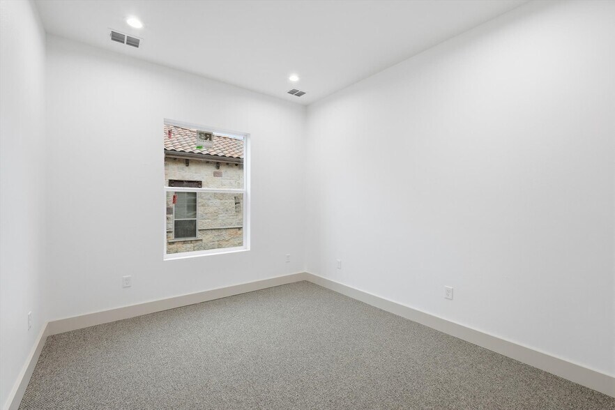 More Photos Of 203 E Debbie Ln, Mansfield Loft Creative Space For Lease