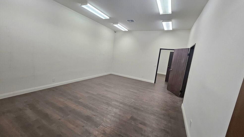 More Photos Of 465 E 32nd St, Los Angeles Warehouse For Lease