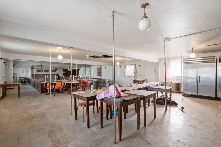 More Photos Of 1098 Duss Ave, Ambridge Restaurant For Sale