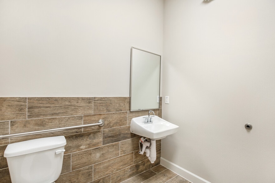 More Photos Of 855 Rockmead Dr, Kingwood Office For Lease