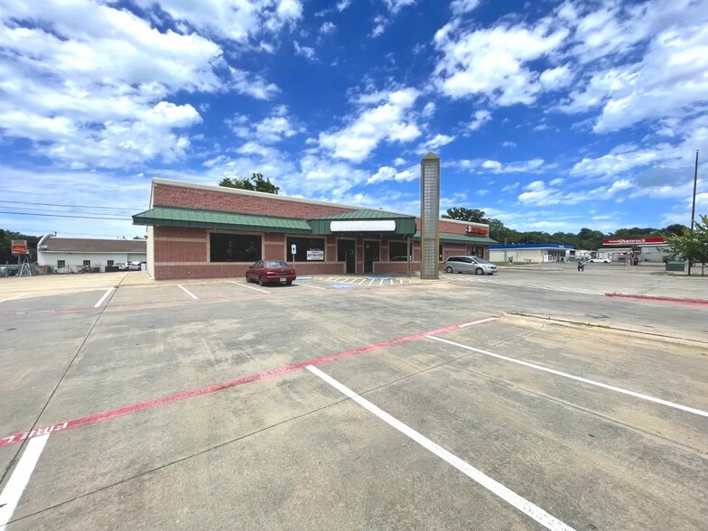 More Photos Of 1431 W Morton St, Denison Freestanding For Lease