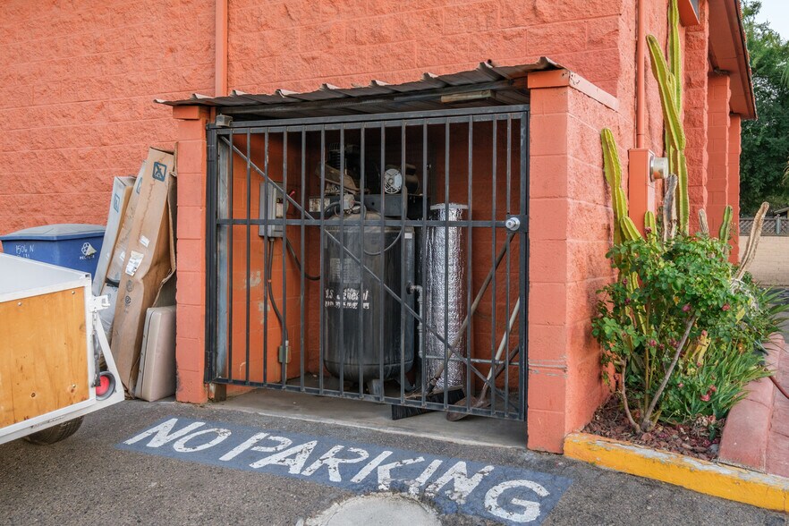 More Photos Of 1506 N Palm Ave, Fresno Auto Repair For Sale
