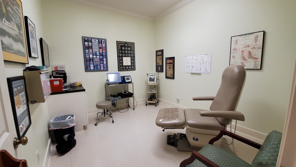 More Photos Of 331-347 E Parkwood Ave, Friendswood Medical For Lease