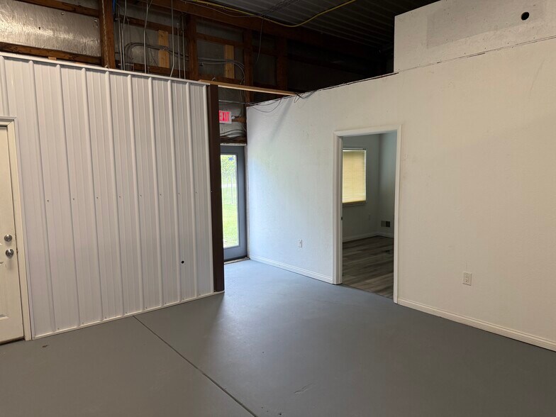 More Photos Of 811 Kim Dr, Mason Warehouse For Lease