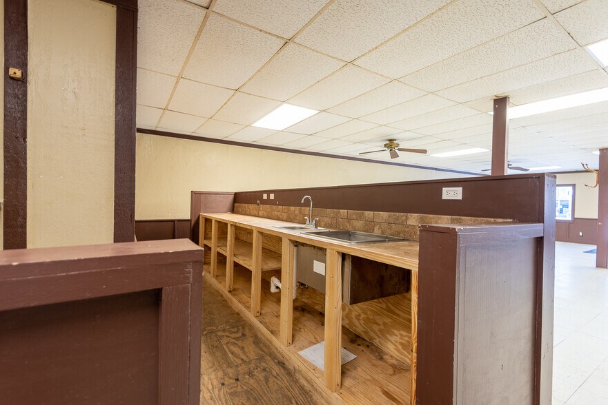 More Photos Of 114 S Teel Dr, Devine Restaurant For Sale