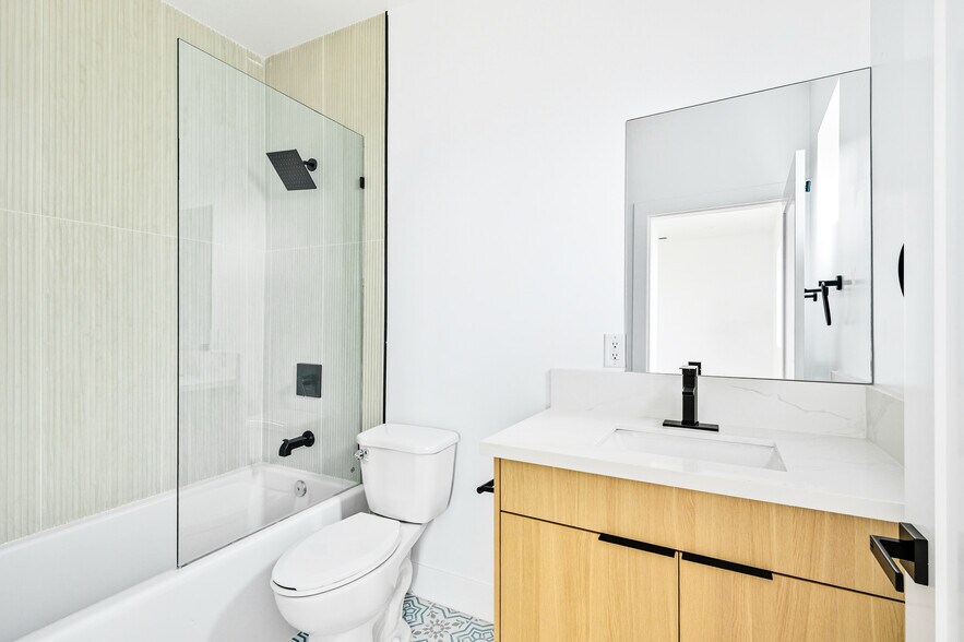 More Photos Of 1359 W 35th Pl, Los Angeles Multifamily For Sale