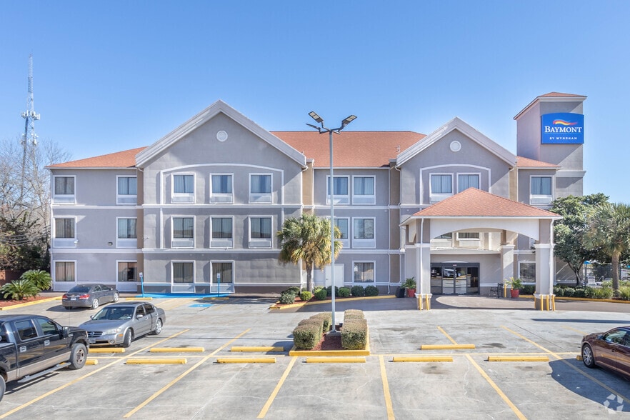 More Photos Of 900 Hwy 332, Clute Hotel For Sale