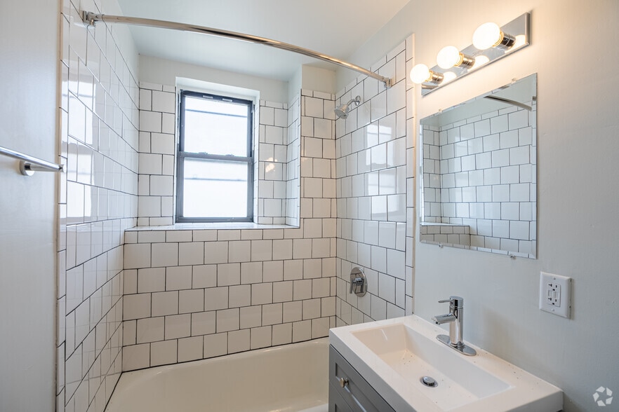 More Photos Of 6805 N Sheridan Rd, Chicago Apartments For Lease
