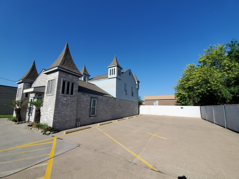 More Photos Of 2409 Maxwell Ln, Deer Park Office For Lease