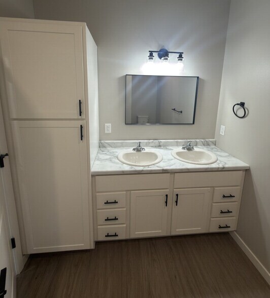 More Photos Of 1833 Curtis Ave, Chariton Apartments For Sale