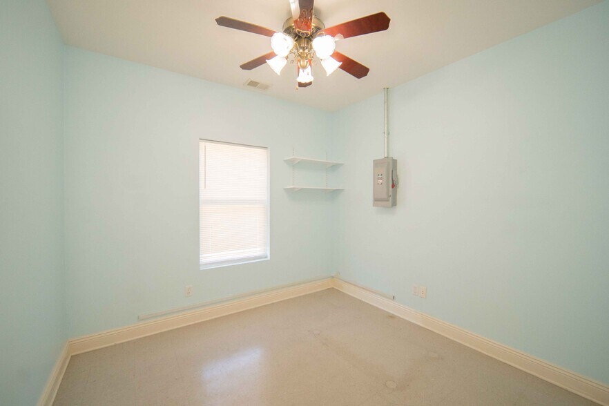 More Photos Of 3375 Blackmore Rd, Perry Light Manufacturing For Sale