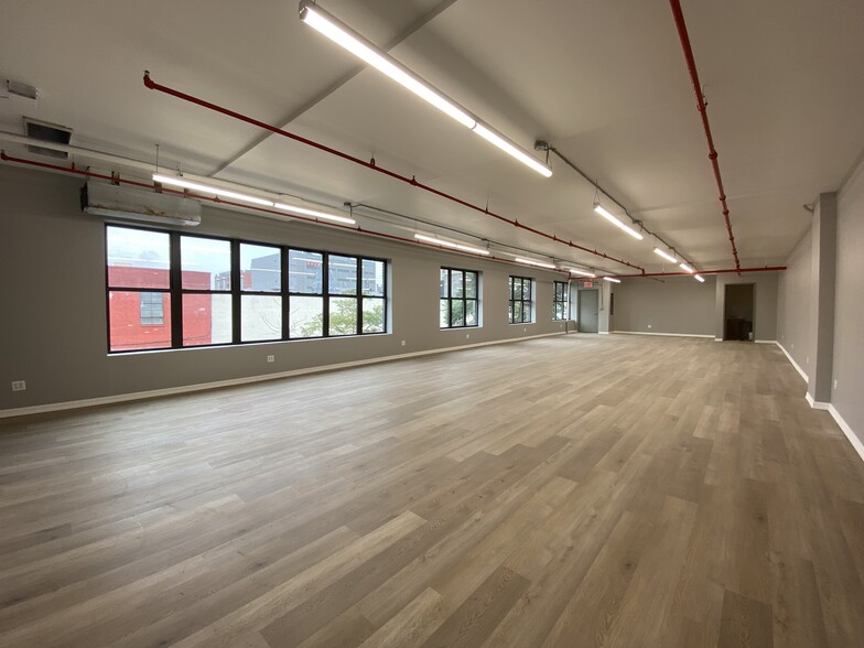 More Photos Of 805 E 139th St, Bronx Showroom For Lease