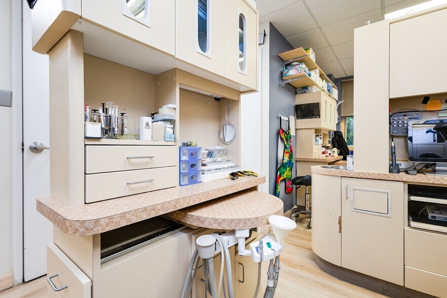 More Photos Of 4400 MacArthur Blvd NW, Washington Office For Sale