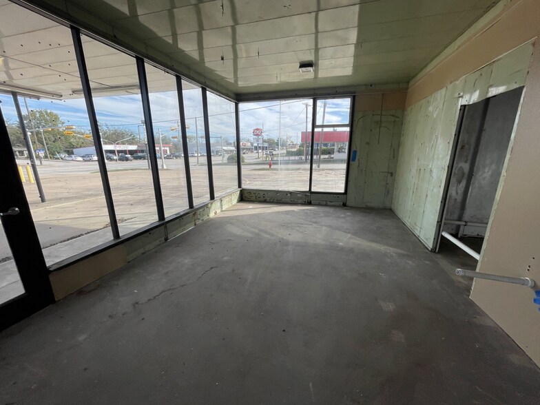 More Photos Of 501 Palo Pinto St, Weatherford Convenience Store For Lease