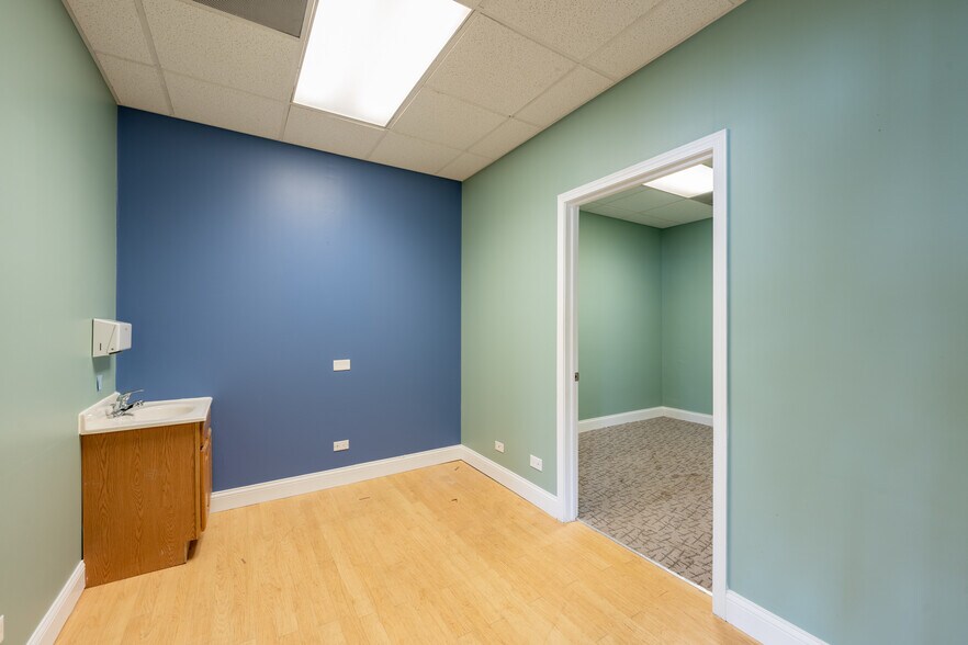 More Photos Of 5355-5365 W Devon Ave, Chicago Storefront For Lease