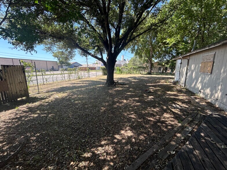 More Photos Of 200 N Beach St, Fort Worth Office For Sale