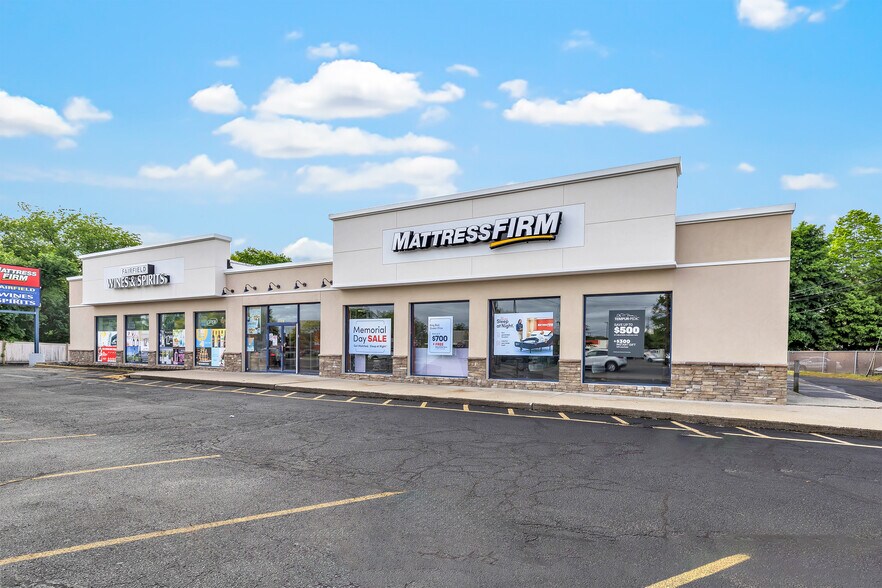 More Photos Of 561 Post Rd, Fairfield Freestanding For Lease