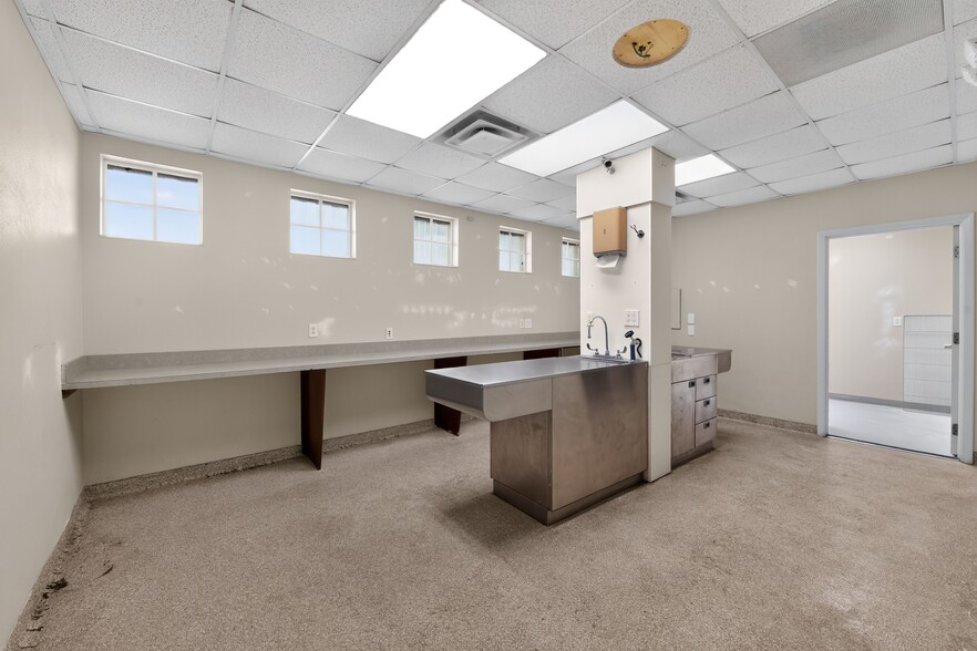 More Photos Of 2555 Pinellas Point Dr S, Saint Petersburg Veterinarian Kennel For Sale