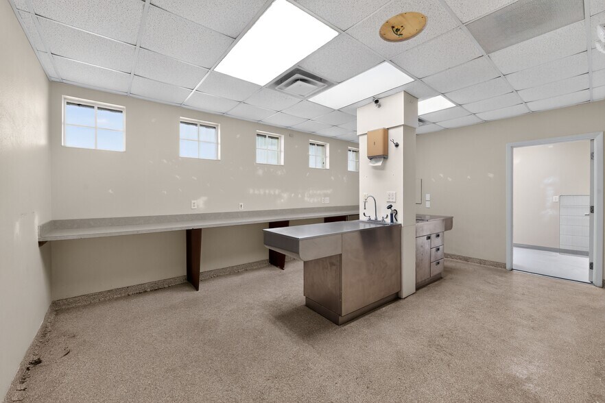 More Photos Of 2555 Pinellas Point Dr S, Saint Petersburg Veterinarian Kennel For Lease