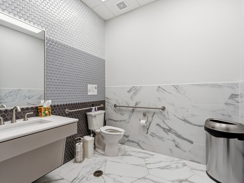 More Photos Of 6550 Naaman Forest Blvd, Garland Medical For Lease