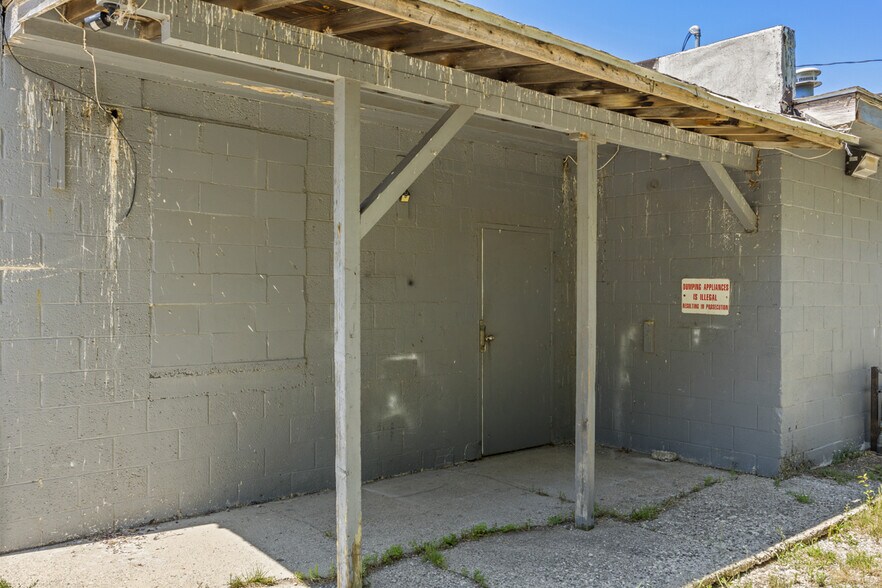 More Photos Of 1090 S Getty St, Muskegon Storefront For Sale