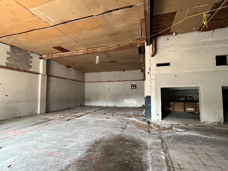 More Photos Of 942 S 2nd St, Louisville Light Distribution For Sale