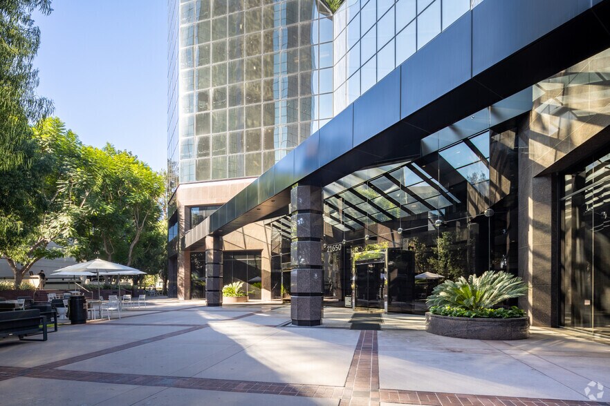 More Photos Of 21650 Oxnard St, Woodland Hills Office For Lease