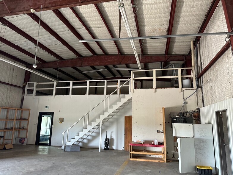 More Photos Of 3111 S Travis St, Sherman Distribution For Lease
