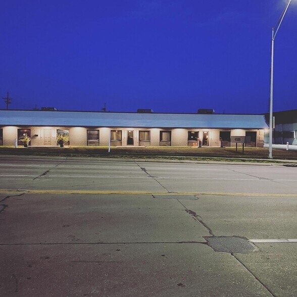 Primary Photo Of 4501-4509 S 96th St, Omaha Showroom For Lease