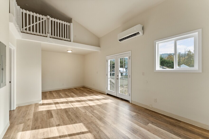 More Photos Of 132 NE Rifle Range St, Roseburg Apartments For Sale